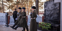 Глава Викуловского района Андрей Лотов поздравляет земляков с Днем Защитника Отечества - Викуловский район
